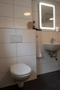 ブレゲンツにあるRetro-Style in der Bregenzer Fussgängerzoneのトイレと洗面台付きのバスルーム +10枚の写真