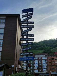 a street sign in front of a building at El encanto del Texu in Pola de Lena