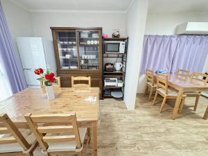一棟貸しの宿 貸別荘 寝屋川ハウス NEYAGAWA HOUSE! for up to 10 people, 3 min walk from Keihan Kayashima Station, 京阪電車 萱島駅から徒歩3分, キーボックスの暗証番号はご予約後に宿からのメッセージ欄にてご確認下さい,にあるキッチンまたは簡易キッチン