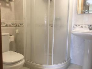 Un baño con ducha, inodoro y lavabo. en Apartamentos MyM, en Jaca 26 fotos más