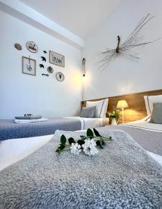 two beds in a hotel room with flowers on the floor at Casa Mós in Lagos +103 photos