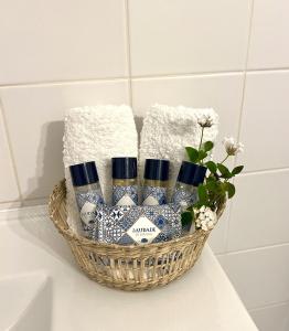 a basket of toiletries sitting on a counter in a bathroom at Casa Mós in Lagos