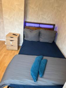 un letto con due cuscini blu sopra di Einzelzimmer mit Gemeinschaftsbad ohne Küche a Norimberga Altre 2 foto