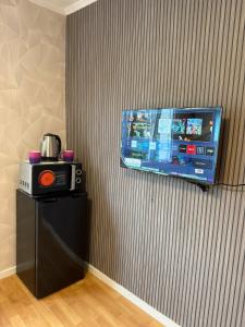 una TV a schermo piatto appesa a una parete di Einzelzimmer mit Gemeinschaftsbad ohne Küche a Norimberga