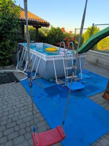 Piscina de la sau aproape de Пансион Делфини Варна