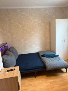 una camera con letto, tavolo e armadio di Einzelzimmer mit Gemeinschaftsbad ohne Küche a Norimberga