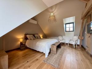 Postel nebo postele na pokoji v ubytování Au Détour des Châteaux