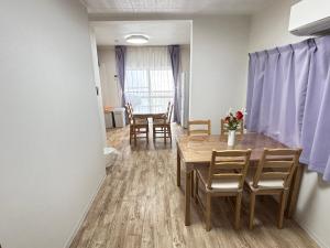 一棟貸しの宿 貸別荘 寝屋川ハウス NEYAGAWA HOUSE! for up to 10 people, 3 min walk from Keihan Kayashima Station, 京阪電車 萱島駅から徒歩3分, キーボックスの暗証番号はご予約後に宿からのメッセージ欄にてご確認下さい,にあるシーティングエリア