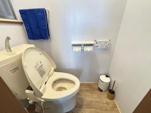 一棟貸しの宿 貸別荘 寝屋川ハウス NEYAGAWA HOUSE! for up to 10 people, 3 min walk from Keihan Kayashima Station, 京阪電車 萱島駅から徒歩3分, キーボックスの暗証番号はご予約後に宿からのメッセージ欄にてご確認下さい,にあるバスルーム
