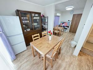 一棟貸しの宿 貸別荘 寝屋川ハウス NEYAGAWA HOUSE! for up to 10 people, 3 min walk from Keihan Kayashima Station, 京阪電車 萱島駅から徒歩3分, キーボックスの暗証番号はご予約後に宿からのメッセージ欄にてご確認下さい,にあるキッチンまたは簡易キッチン