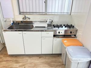一棟貸しの宿 貸別荘 寝屋川ハウス NEYAGAWA HOUSE! for up to 10 people, 3 min walk from Keihan Kayashima Station, 京阪電車 萱島駅から徒歩3分, キーボックスの暗証番号はご予約後に宿からのメッセージ欄にてご確認下さい,にあるキッチンまたは簡易キッチン