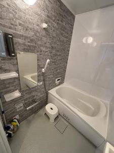 一棟貸しの宿 貸別荘 寝屋川ハウス NEYAGAWA HOUSE! for up to 10 people, 3 min walk from Keihan Kayashima Station, 京阪電車 萱島駅から徒歩3分, キーボックスの暗証番号はご予約後に宿からのメッセージ欄にてご確認下さい,にあるバスルーム