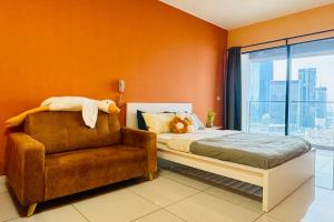 una camera da letto con un letto, una sedia e una finestra di Continew by Xuan and Partner near KLCC and Bukit Bintang a Kuala Lumpur Altre 74 foto