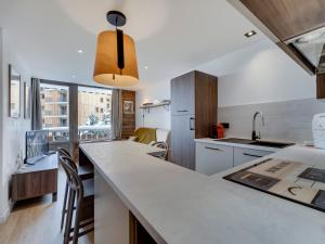 kuchnia z dużym blatem w pokoju w obiekcie Appartement rénové à Tignes Le Lac pour 4 pers, proche pistes et commodités - FR-1-641-17 w mieście Tignes