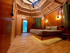 Postel nebo postele na pokoji v ubytování Khao Sok Silver Cliff Resort + 37 fotografií