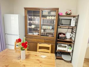 一棟貸しの宿 貸別荘 寝屋川ハウス NEYAGAWA HOUSE! for up to 10 people, 3 min walk from Keihan Kayashima Station, 京阪電車 萱島駅から徒歩3分, キーボックスの暗証番号はご予約後に宿からのメッセージ欄にてご確認下さい,にあるキッチンまたは簡易キッチン