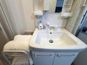 一棟貸しの宿 貸別荘 寝屋川ハウス NEYAGAWA HOUSE! for up to 10 people, 3 min walk from Keihan Kayashima Station, 京阪電車 萱島駅から徒歩3分, キーボックスの暗証番号はご予約後に宿からのメッセージ欄にてご確認下さい,にあるバスルーム