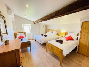 Ένα ή περισσότερα κρεβάτια σε δωμάτιο στο Mas D'en Portes +64 φωτογραφίες