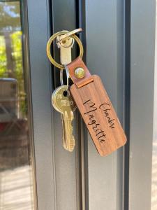 a pair of keys are attached to a door at Maison Reces in Floressas