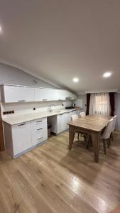 دنيا ريزيدنس في أوزونغول: مطبخ مع طاولة خشبية وارضية خشبية