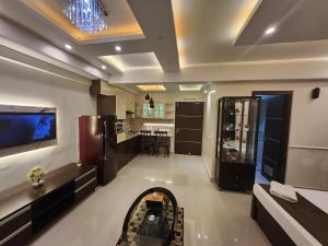 Μια τηλεόραση ή/και κέντρο ψυχαγωγίας στο Siddha Xanadu Studio Apartment # 334 Kolkata