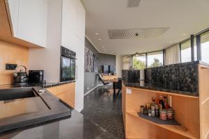 Klettasel Villa by Ourhotels廚房或簡易廚房