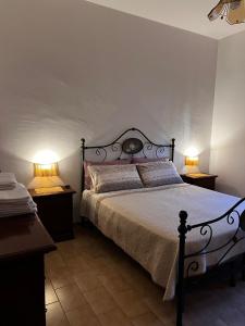 una camera da letto con un letto grande con due lampade sui tavoli di Casa Morrone a San Salvo