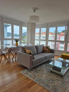 a living room with a couch and a table at Chelsea Cedeira VIVIENDAS USO TURISTICO in Cedeira