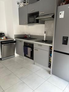 Η κουζίνα ή μικρή κουζίνα στο Appartement luxueux à 4 minutes de l'aéroport de genève