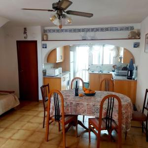 a kitchen and dining room with a table and chairs at Spacious casa con 3 dormitorios para 9 personas y en primera línea del mar in Oropesa del Mar +12 photos