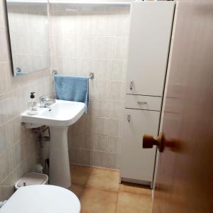 a bathroom with a sink and a toilet and a shower at Spacious casa con 3 dormitorios para 9 personas y en primera línea del mar in Oropesa del Mar