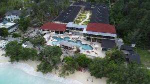 吉利特拉旺安Pine Tree Beach Hotel的海滩度假村的鸟瞰图