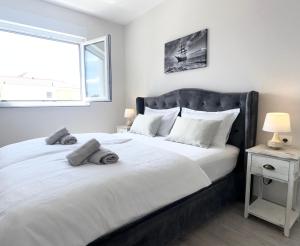 En eller flere senge i et værelse på Fiori Boutique Apartment