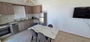 Kuchyňa alebo kuchynka v ubytovaní Mykonian Tramonti Villas