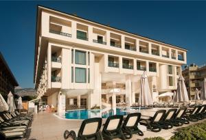 Bazén v ubytování Golden Lotus Hotel nebo v jeho okolí
