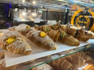 un mucchio di dolci in esposizione in una panetteria di B&B La Piazzetta a Goito