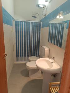 Et badeværelse på Appartamento Scirocco + 11 billeder