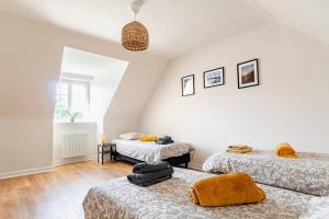 Postel nebo postele na pokoji v ubytování Gîte du Dolmen