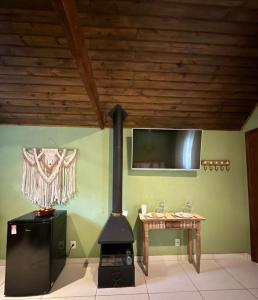 TV a/nebo společenská místnost v ubytování Chalé das Borboletas Vista Pedra Selada Visconde de Maua