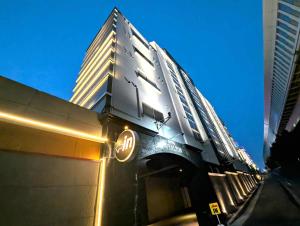 un edificio con un cartello sul lato di ホテルロイヤルトン a Okehasama