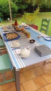 a picnic table with food on a blue and white table at Verdure tourangelle in Azay-sur-Cher