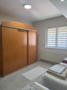 Rúm í herbergi á Apartment "JONA "