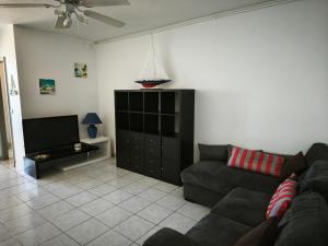 Χώρος καθιστικού στο Appartement 50 m2 climatisé en front de mer, plage à 10m