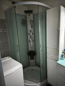 Ένα μπάνιο στο Appartement 50 m2 climatisé en front de mer, plage à 10m