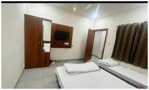 ウッジャインにあるNear Shri Mahakaleshwar Jyotirlinga Temple HOTEL G-A-R-I-M-A ! UJJAIN - Providing Air Conditioned Rooms With Free Wi-fi Facility And Free Parking Availableのギャラリーの写真