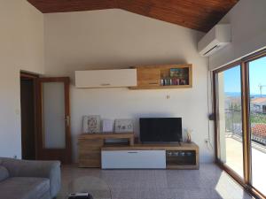 TV a/nebo společenská místnost v ubytování Apartmani Ljubica