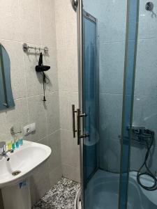 Ένα μπάνιο στο Hotel Eight