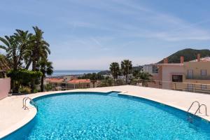 セジンブラにあるBmyGuest - Sesimbra Palames Beach & Pool Apartmentの海が見えるプール