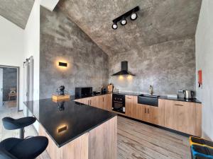 Η κουζίνα ή μικρή κουζίνα στο Central Lava 27 Apartment