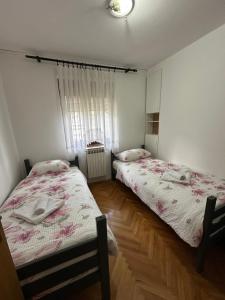 Postel nebo postele na pokoji v ubytování One Love 2